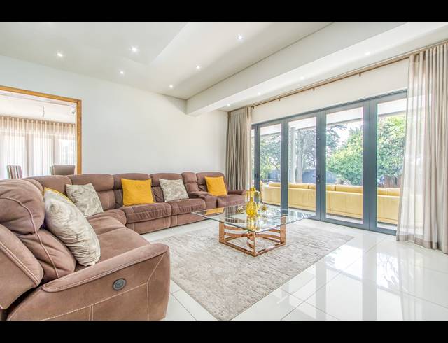 5 BEDROOM HOUSE FOR SALE IN HOUGHTON ESTATE